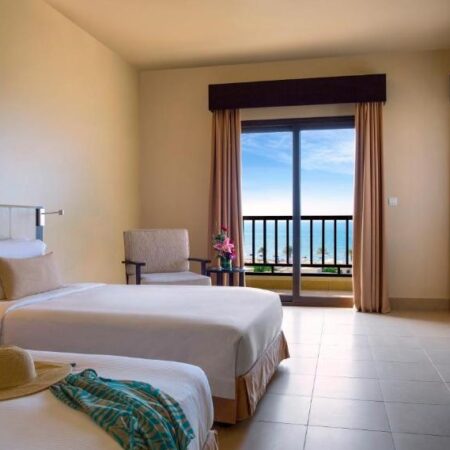 2 спальни в The Cove Rotana Resort